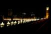 Свечи на ограде Вестминстерского моста.