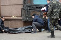 На месте убийства бывшего депутата Государственной думы РФ Дениса Вороненкова в Киеве.