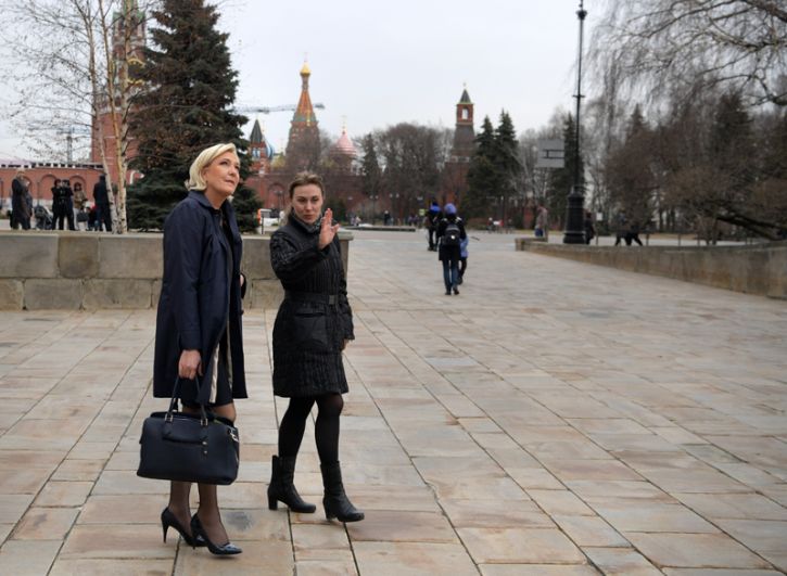 Марин Ле Пен во время осмотра территории Кремля перед встречей с президентом РФ Владимиром Путиным.