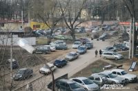 Улица Фрунзе в Смоленске в день авиашоу: автомобили стоят в пробке, люди оставляют машины во дворах близлежащих домов и идут на аэродром пешком