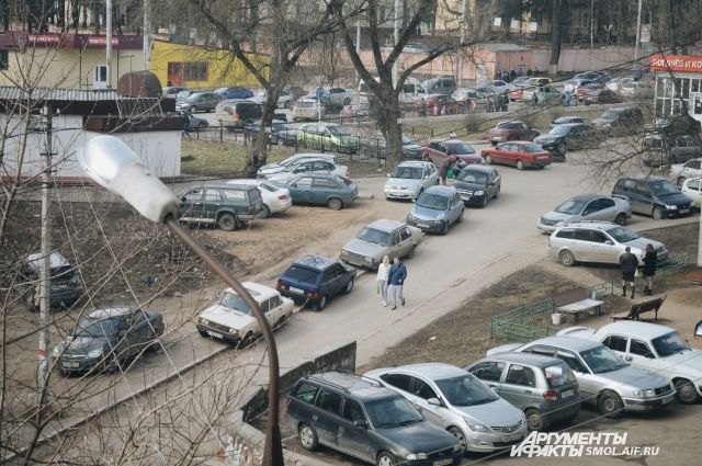 Улица Фрунзе в Смоленске в день авиашоу: автомобили стоят в пробке, люди оставляют машины во дворах близлежащих домов и идут на аэродром пешком