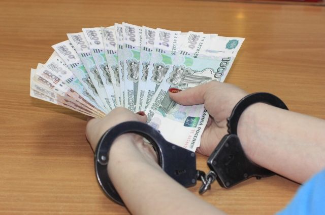 Женщина сняла со счета около 700 тысяч рублей