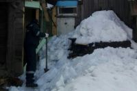 Дверь в квартиру пожилого мужчина оказалась заблокирована снегом