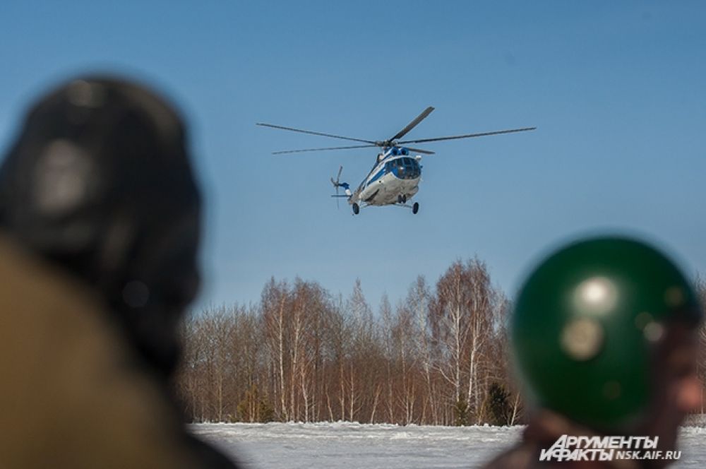 Десантники-пожарные спускались на специальном устройстве в полном снаряжении с высоты от 20 до 50 метров