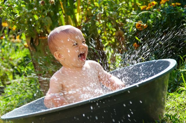 В июльскую жару купание особенно приятно ребёнку и вода похолоднее.