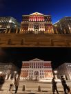Здание мэрии Москвы с подсветкой и во время её отключения.