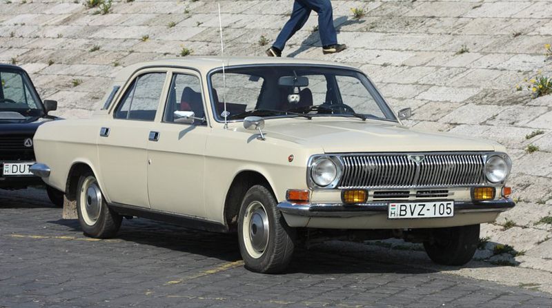В конце 1985 года появился гибрид старой ГАЗ-24 и ГАЗ-3102, «временная» Волга ГАЗ-24-10.