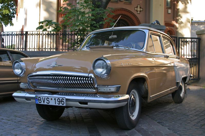 ГАЗ-21. Автомобиль выпускался с 1956 по 1970 год и претерпел на пути к массовому производству целый ряд модификаций.