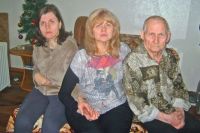 На руках Елены Кандауровой остались старенький отец и недееспособная дочь