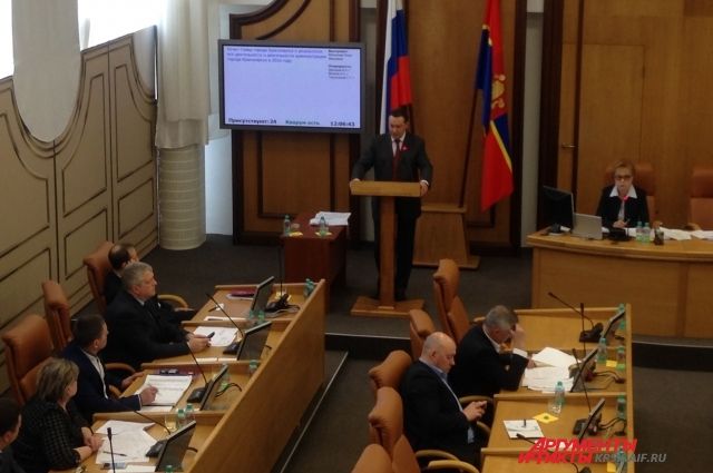 После того как глава города Эдхам Акбулатов представил отчёт о результатах работы муниципалитета в 2016 году, депутат Александр Негруцкий спросил его, пойдёт ли он на второй срок.