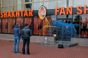 Неизвестные облили краской магазин «Шахтера» в Харькове