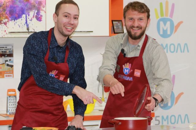 Олег Елисеев (справа) готовит рыбу.