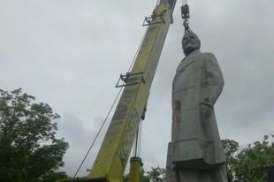 Демонтаж памятника Ленину