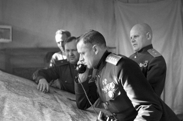 Командующий Белорусским фронтом генерал армии Константин Рокоссовский (на переднем плане) в штабе армии, 1944 год.