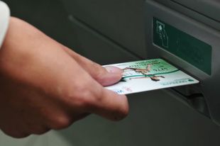 В Бузулуке мужчина нашел чужую банковскую карту и снял с нее деньги
