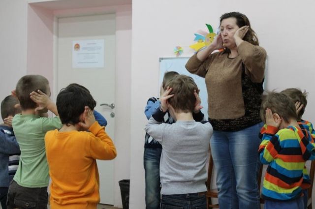 Дети с ограниченными возможностями на уроке педагога-психолога Любови Талалаевой.