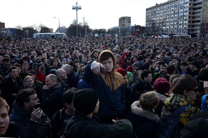 На митинг вышли тысячи людей