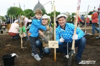 Посадка «именных деревьев» стала традицией для многих москвичей. На фото гимнаст Алексей Немов с семьёй. 