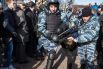 ОМОН ведет задержанного в автозак