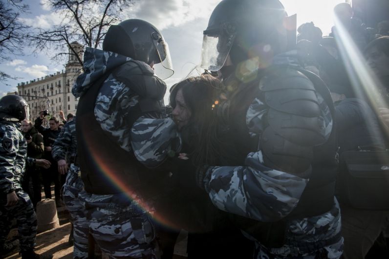 Девушек также увозили в полицию