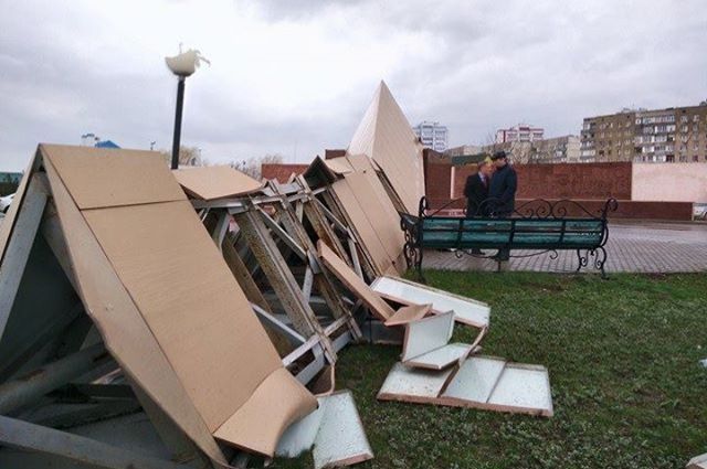 Порывом ветра в Волгодонске сбросило с постамента многотонную стелу.