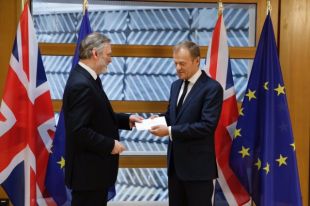 Постпред Британии при ЕС Тим Барроу передал главе Евросовета Дональду Туску письмо