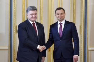 Порошенко обсудил с Дудой обстрел генконсульства Польши в Луцке
