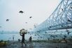 Победитель в национальном конкурсе из Бангладеша. Зимнее утро под мостом Ховрах в Калькутте, Индия.