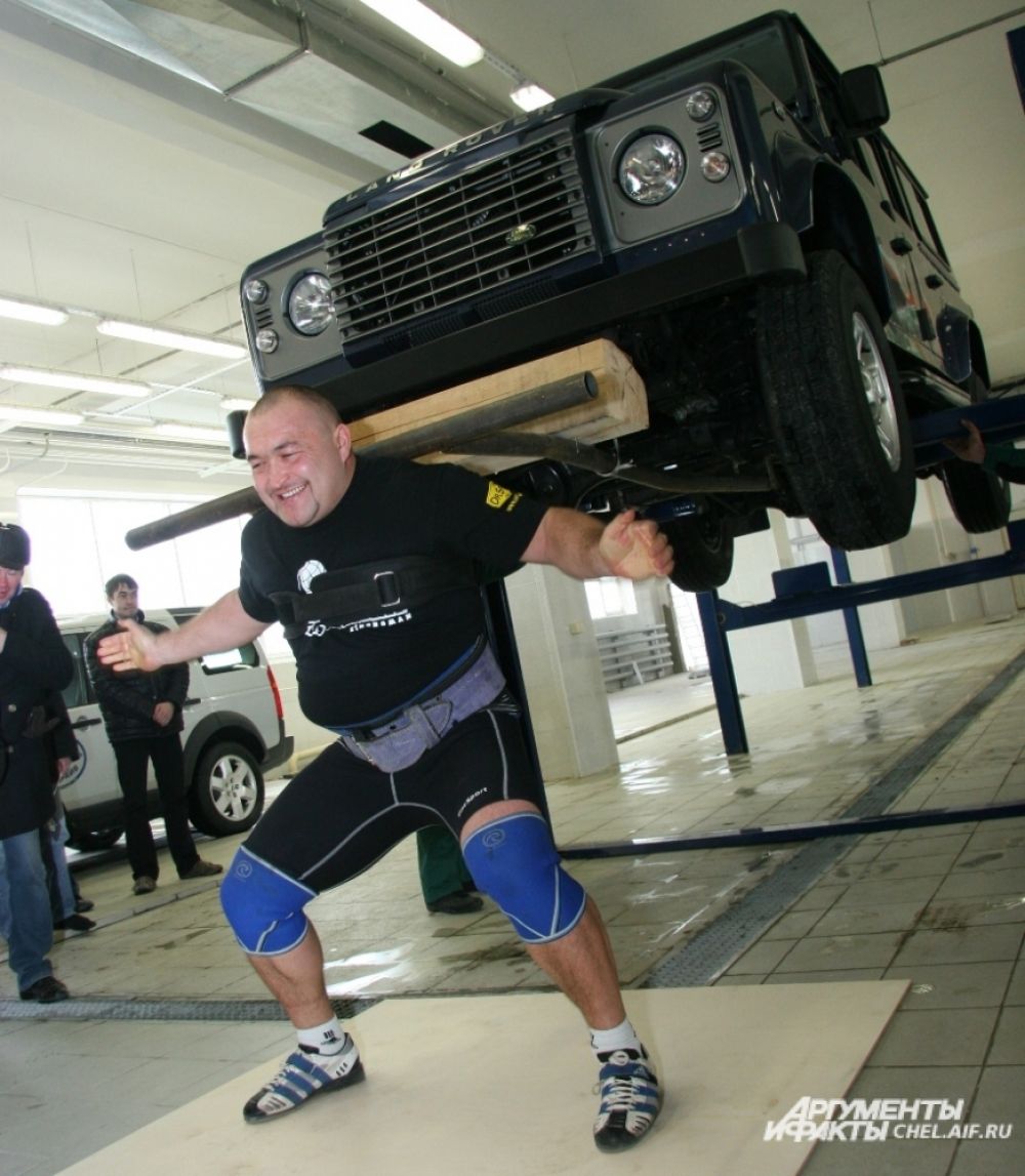 2008. Нигматуллин в течение 20 секунд удерживал на плечах внедорожник Land Rover весом 2200 кг, установив мировой рекорд.