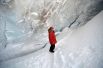На Земле Александры Путин посетил ледяную пещеру. 