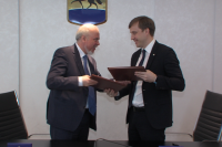 Мэр города Вадим Шувалов и глава Сургутского отделения «Сбербанка» Сергей Кузнецов подписали соглашение.