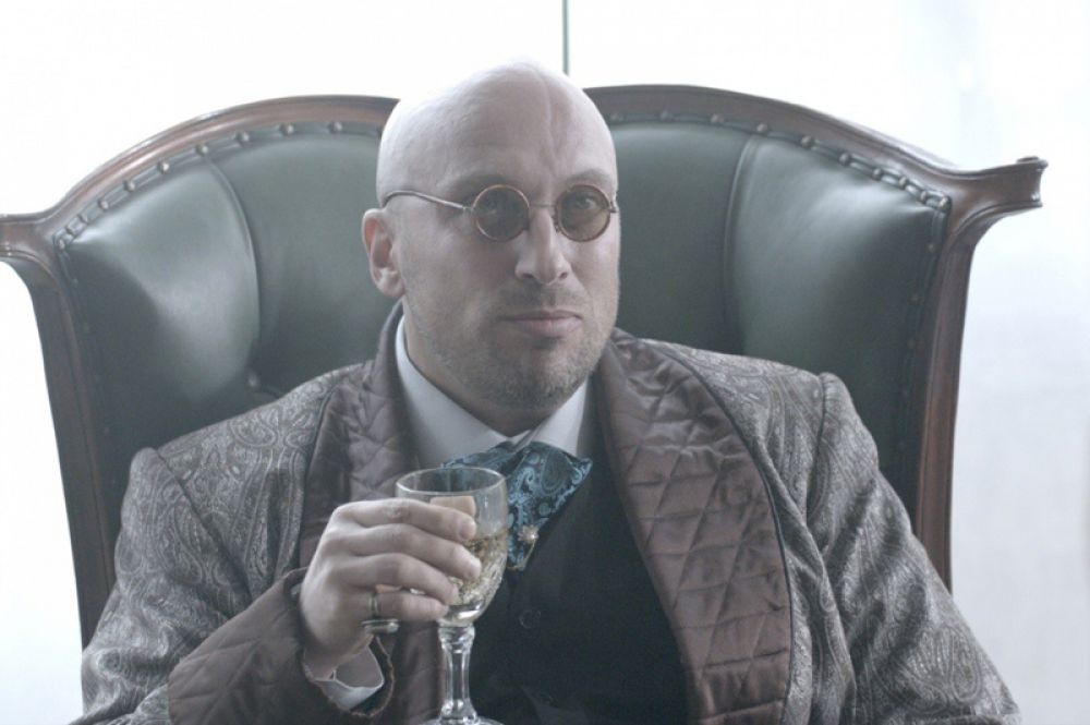 Ростовщик Мозер в фильме «Клетка» (2015).