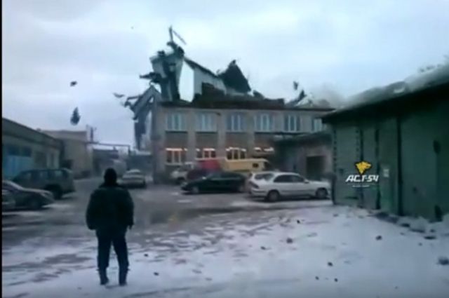 Улетевная крыша со здания на ул. Богдана Хмельницкого попала в объективы камер