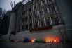 Цветы и свечи у посольства РФ в Риге в память о погибших в результате взрыва в метро Санкт-Петербурга.