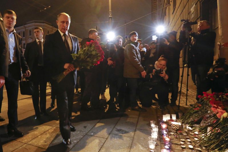 Президент России Владимир Путин побывал на месте трагедии. Он возложил цветы у станции «Технологический институт».