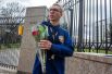 Юноша принес цветы к посольству РФ в США почтить память погибших в результате взрыва в метро Санкт-Петербурга.