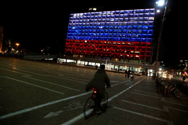 Здание мэрии Тель-Авива, освещенное в знак солидарности с Россией, после взрыва в петербургском метро.