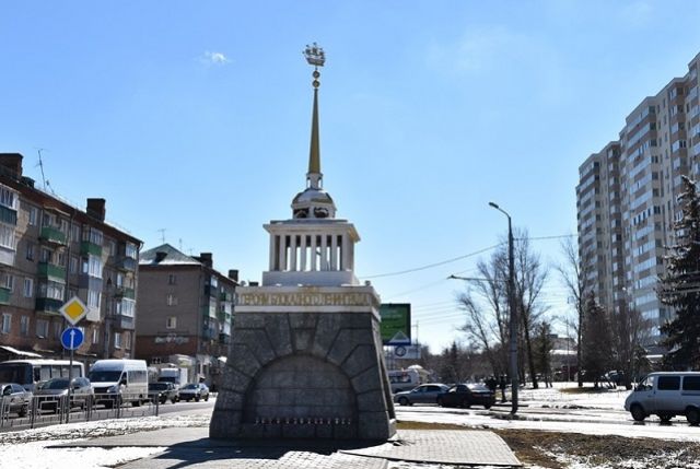 Зажечь свечи и возложить цветы горожане могут у памятника Героям блокадного Ленинграда, который находится на Западной поляне.