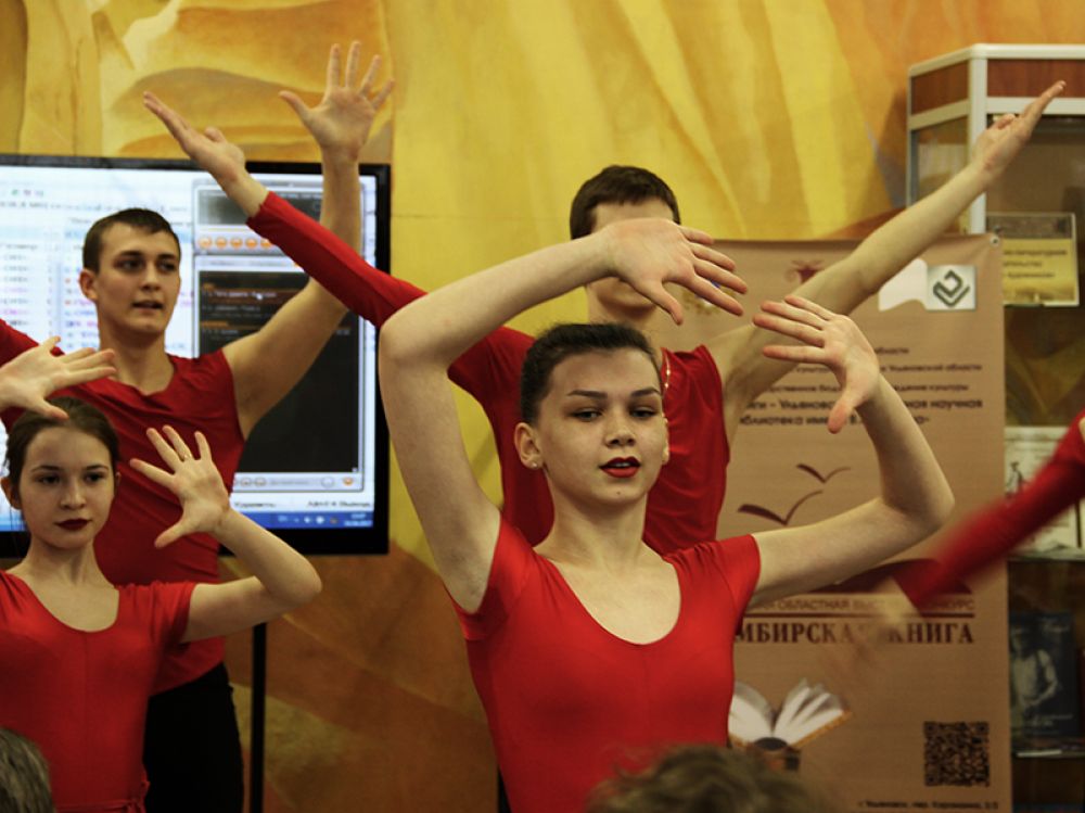 Гостей приветствовал театр танца "XXI век"