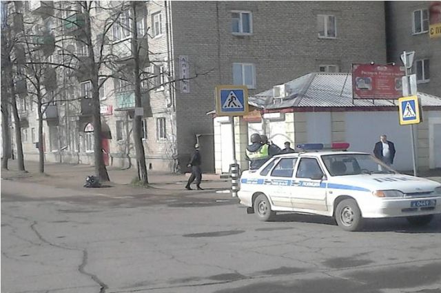 В Красноярске сотрудники спецслужб оцепили здание больницы БСМП из-за подозрительного предмета. 