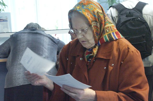 Пожилая женщина отдала мошеннице 65 000 рублей.