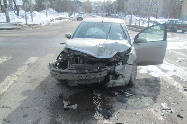 В результате аварии травмы получили пешеход и водитель другого автомобиля.