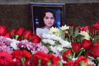 Портрет погибшей девушки у станции метро «Технологический институт» в Санкт-Петербурге, 4 апреля 2017 года.
