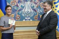 Президент Украины Петр Порошенко вручает украинский паспорт политику Марии Гайдар.