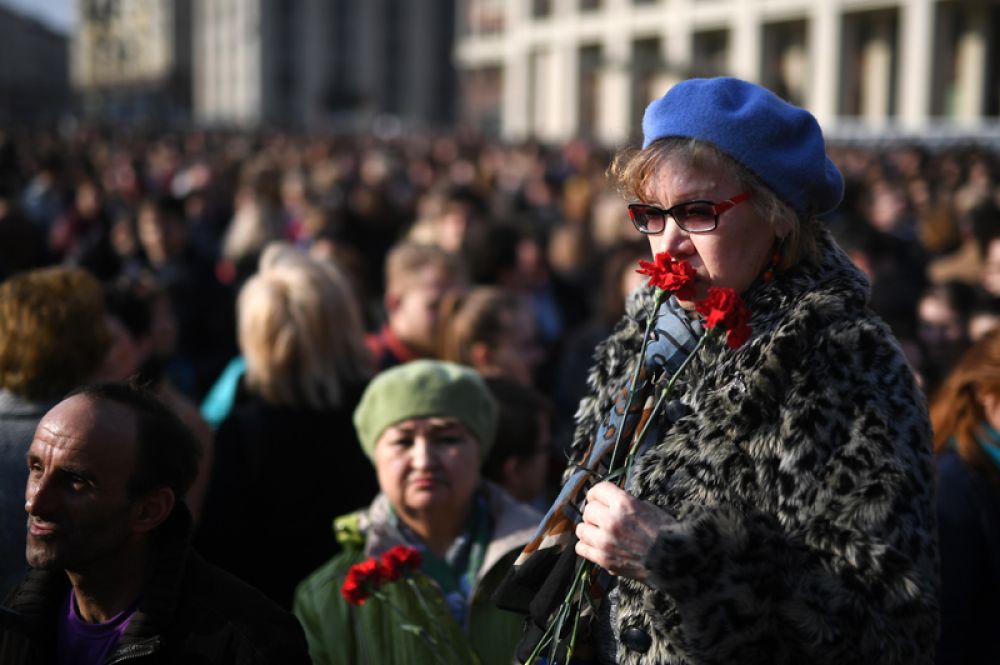 Участники акции памяти и солидарности «Питер — Мы с тобой!» в Москве.