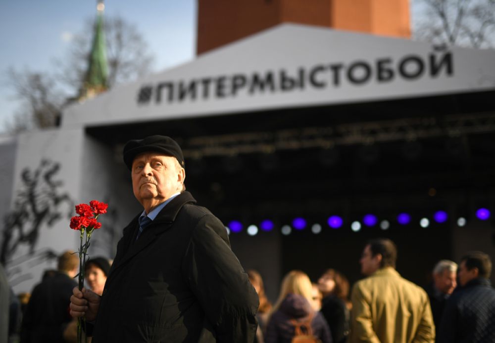 Участники акции памяти и солидарности «Питер — Мы с тобой!» в Москве.