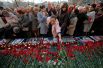 Её участники возложили цветы и зажгли свечи у памятного знака «Город-герой Ленинград».