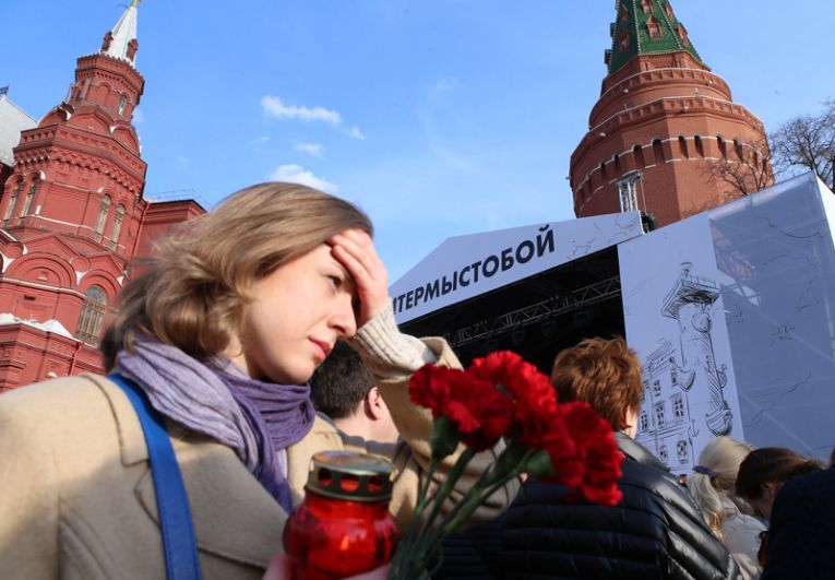 Участники акции памяти и солидарности «Питер — Мы с тобой!» в Москве.