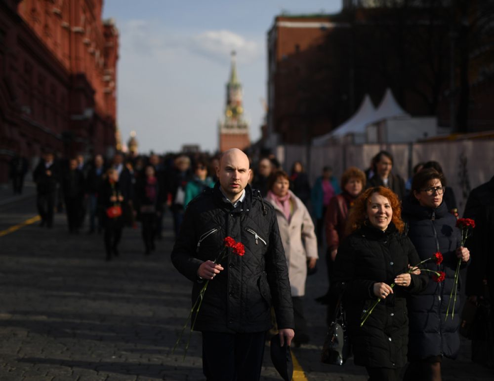 Участники акции памяти и солидарности «Питер — Мы с тобой!» в Москве.