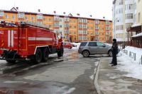 Таркосалинские автомобилисты могут помешать пожарным спасли людей из огня.